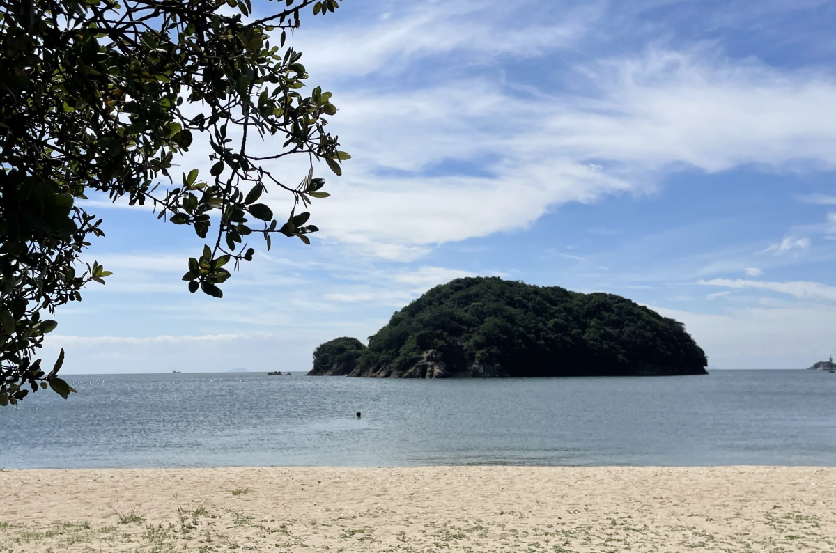 画像：海と砂浜と島