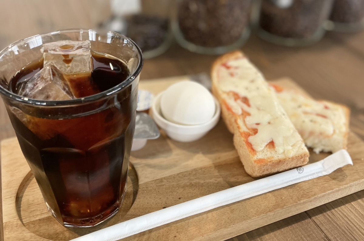 画像：アイスコーヒーと軽食