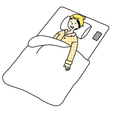 女性がスマートフォンを枕元に置いて寝ています