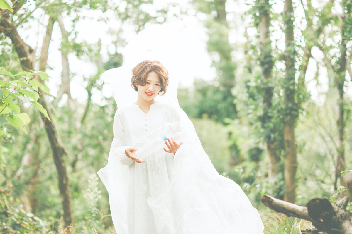 画像：草原に女性が立っています